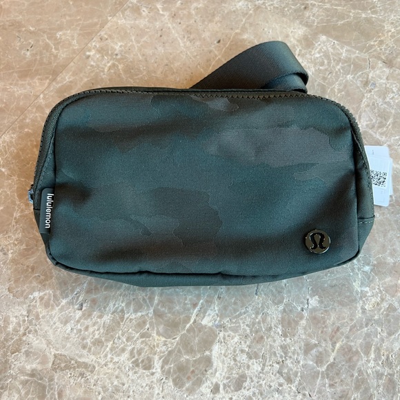 🤎💚Lululemon Everywhere Belt Bag-Heritage Camo - Picture 2 of 5